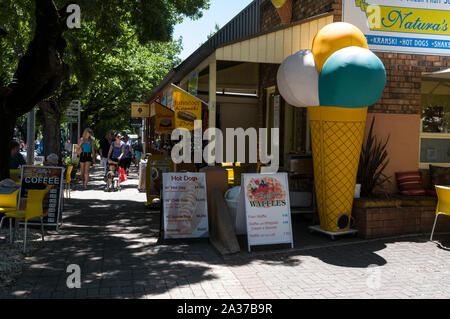 I visitatori nella principale strada dello shopping nel vecchio pioniere tedesco città di Hahndorf nella campagna viticola Adelaide Hills, alcuni 25km dalla città di Adelaid Foto Stock