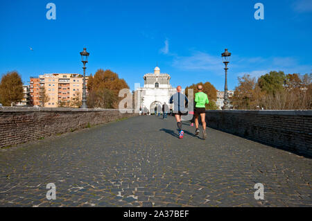 Fare jogging a Ponte Milvio, Roma, lazio, Italy Foto Stock