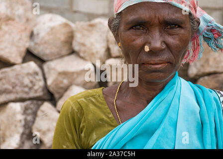 Madurai, Tamil Nadu, India - 22 Ottobre 2010: donna indiana in una periferia villaggio di Madurai, Sud dell India Foto Stock