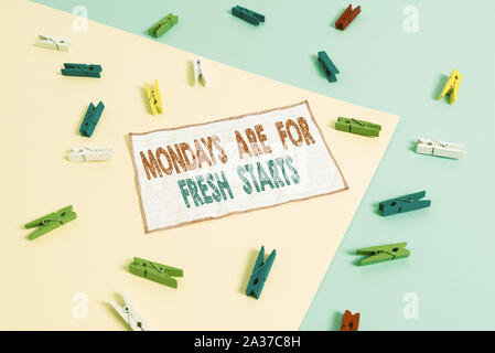 Conceptual la scrittura a mano che mostra il lunedì sono per un nuovo inizio. Concetto significato iniziare nuovamente ogni settimana hanno un buon mattino colorata carta clothespin remi Foto Stock