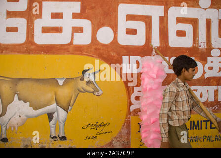 Madurai, Tamil Nadu, India - 22 Ottobre 2010: Little Boy vendita caramella di cotone per le strade della periferia di Madurai Foto Stock