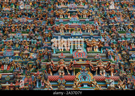 Madurai, Tamil Nadu, India - 21 Ottobre 2010: l'abbagliante Meenakshi Amman Tempio, situato sulla sponda meridionale del fiume Vaigai nella città di M Foto Stock