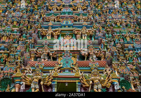 Madurai, Tamil Nadu, India - 21 Ottobre 2010: l'abbagliante Meenakshi Amman Tempio, situato sulla sponda meridionale del fiume Vaigai nella città di M Foto Stock