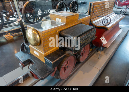 La prima locomotiva elettrica,(1879), da parte di Siemens & Halske Nel Deutsches Museum Verkehrszentrum, (Tedesco Museo dei Trasporti), Monaco di Baviera, Germania. Foto Stock