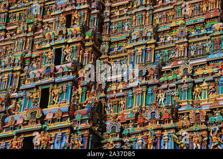 Madurai, Tamil Nadu, India - 21 Ottobre 2010: l'abbagliante Meenakshi Amman Tempio, situato sulla sponda meridionale del fiume Vaigai nella città di M Foto Stock