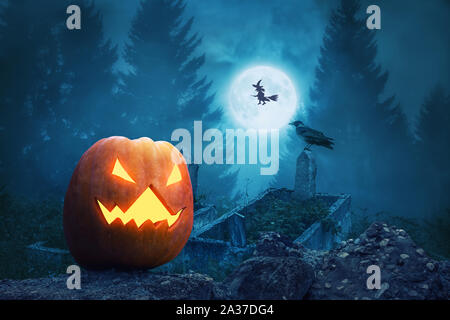 Spooky zucca lanterna in scary cimitero per Halloween. Foto Stock