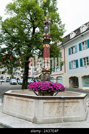 Delemont, Giura / Svizzera - 28 Agosto, 2019: vista sulla storica 'Fontaine de la Vierge' o Fontana della Santa Vergine nella città svizzera di Delem Foto Stock