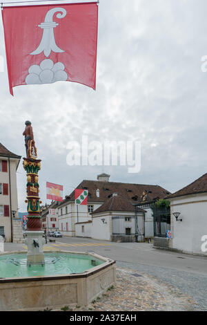 Delemont, Giura / Svizzera - 28 Agosto, 2019: vista sulla storica fontana du Sauvage' o la fontana del Savage nella città svizzera di Delemont Foto Stock