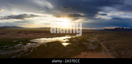 Dune di sabbia Bayan Gobi e il lago al tramonto Foto Stock
