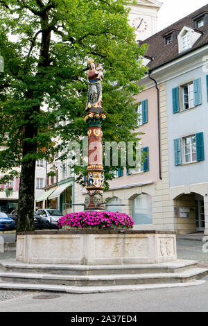 Delemont, Giura / Svizzera - 28 Agosto, 2019: vista sulla storica 'Fontaine de la Vierge' o Fontana della Santa Vergine nella città svizzera di Delem Foto Stock