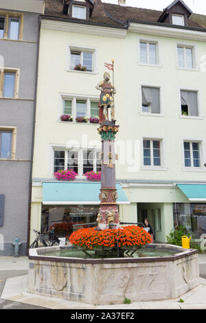 Delemont, Giura / Svizzera - 28 Agosto, 2019: vista sulla storica 'Fountaine de Saint-Maurice' o Saint-Maurice fontana nella città svizzera di Delem Foto Stock