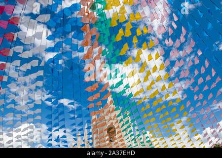 Barbalha, Ceará, Brasile - Giugno 03, 2016: bandierine colorate di decorare la chiesa del Rosario o Igreja do Rosário, durante la Festa Junina - giugno festa, a t Foto Stock