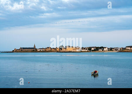 Una vista della città costiera di Roscoff in Bretagna in serata con calma oceano e copiare lo spazio in primo piano Foto Stock