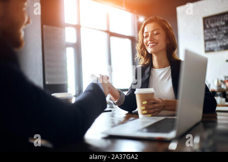 Due positivi la gente di affari si stringono la mano in ambienti chiusi, chiudere fino foto. Stile di vita, il concetto di partenariato. amicizia Foto Stock