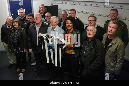 Il leader del lavoro Jeremy Corbyn e il MP di Newcastle Chi Onwurah incontrano i sostenitori di NUFC Ashley fuori dopo il suo discorso al Municipio di Newcastle. Corbyn si è impegnata a scuotere il modo in cui viene eseguito il calcio, dicendo che le squadre sono troppo importanti per essere lasciate nelle mani dei cattivi proprietari. Foto Stock