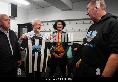 Il leader del lavoro Jeremy Corbyn e il MP di Newcastle Chi Onwurah incontrano i sostenitori di NUFC Ashley fuori dopo il suo discorso al Municipio di Newcastle. Corbyn si è impegnata a scuotere il modo in cui viene eseguito il calcio, dicendo che le squadre sono troppo importanti per essere lasciate nelle mani dei cattivi proprietari. Foto Stock