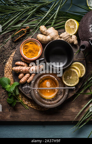 Preparazione di curcuma tè allo zenzero con ingredienti freschi, vista dall'alto. Sani immuni alle erbe boosting Foto Stock