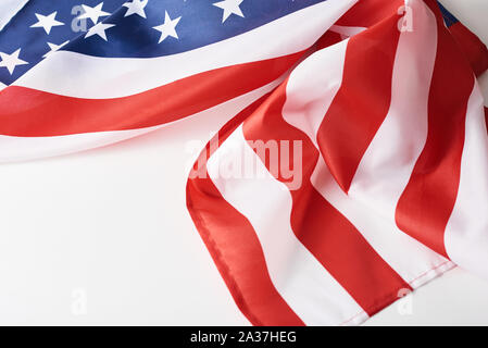 Close up sventolando national usa bandiera americana su sfondo bianco con copia spazio. Concetto del 4 di luglio o il Memorial Day Foto Stock