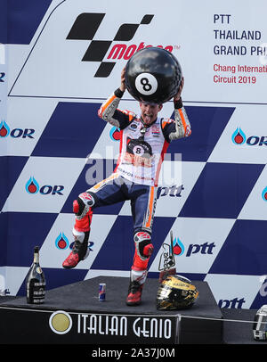 Buriram, Thailandia. 6 Ottobre, 2019. Marc Marquez del Repsol Honda Team festeggia per la sua ottava Moto GP campionato sul podio al Thai Grand Prix della MotoGP in Buriram, Thailandia, 6 ott. 2019. Credito: Zhang Keren/Xinhua/Alamy Live News Foto Stock