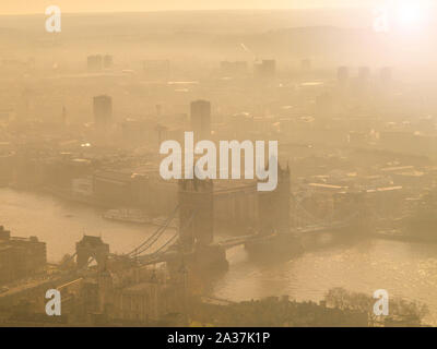 Scatti drammatici del Tower Bridge e Londra sud su una mattina smoggy dall'alto Foto Stock