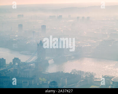 Scatti drammatici del Tower Bridge e Londra sud su una mattina smoggy dall'alto Foto Stock