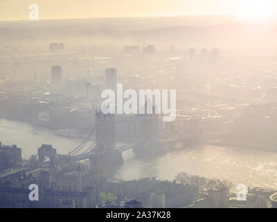 Scatti drammatici del Tower Bridge e Londra sud su una mattina smoggy dall'alto Foto Stock