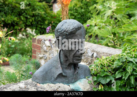 La scultura busto di Leonard Woolf monaci House Casa di Virginia Woolf a Rodmell in East Sussex England Regno Unito Foto Stock