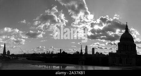 La Cattedrale di St Paul e la skyline di Londra Foto Stock