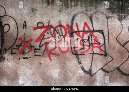 Zona Rossa - scritta sul muro di Via di Porta San Pancrazio, nel quartiere di Trastevere a Roma, Italia Foto Stock