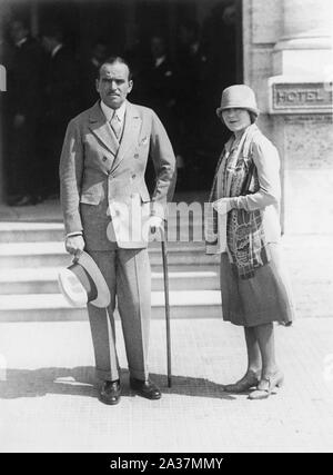 DOUGLAS FAIRBANKS Sr e Mary Pickford 1927 ritratti al di fuori hotel durante il tour europeo Foto Stock