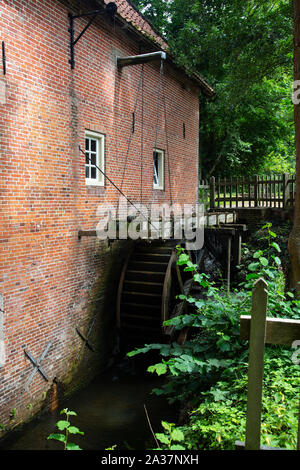 Esterno con acqua ruota del mulino ad acqua, Twenthe, Paesi Bassi Foto Stock