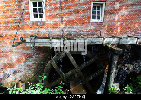 Ruota ad Acqua e flume del mulino ad acqua, Twenthe, Paesi Bassi Foto Stock