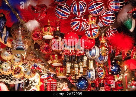 British a tema natale di vetro baubles per la vendita al mercato di Natale (Christkindlmarkt) stallo nella zona centrale di Berlino, Germania Foto Stock