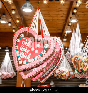 Mazzetto di tradizionale Lebkuchenherz gingerbread cuori con "ti amo' iscrizione in tedesco al mercato di Natale (Christkindlmarkt) nel centro di Berlino Foto Stock