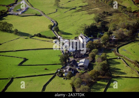 Il Villaggio del parco auto e la Wasdale Head Inn da Kirk cadde in Wasdale, Parco Nazionale del Distretto dei Laghi, Cumbria, Inghilterra, Regno Unito. Foto Stock