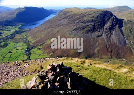 Il Wainwrights Illgill testa & Yewbarrow da un mucchio di pietre su Kirk cadde in Wasdale, Parco Nazionale del Distretto dei Laghi, Cumbria, Inghilterra, Regno Unito. Foto Stock