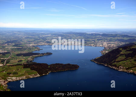 Paesaggio panoramico vista sul Lago di Zugo, Zugersee e Zugo dalla sommità del Monte Rigi Kulm, Monte Rigi in Svizzera Foto Stock