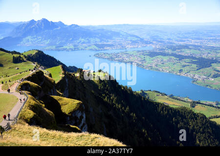 Paesaggio panoramico vista sul lago di Lucerna con il verde dei prati, le gamme della montagna e collina rocciosa dalla cima del Monte Rigi Kulm, Monte Rigi in Svizzera Foto Stock