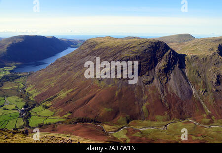 Il lago Wast Water e il Wainwrights Illgill Head & Yewbarrow di Kirk sono caduti a Wasdale, Lake District National Park, Cumbria, Inghilterra, Regno Unito. Foto Stock