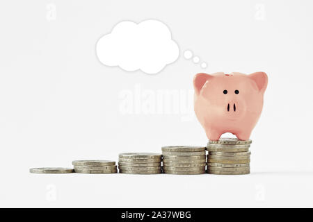 Salvadanaio con vuoto bolla comcic sul sollevamento delle pile di monete - Concetto di risparmio di denaro Foto Stock