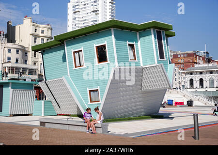Upside Down House in Brighton (UK) su una soleggiata giornata estiva Foto Stock