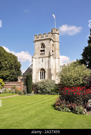 Villaggio Inglese chiesa e torre vista da un giardino murato Foto Stock