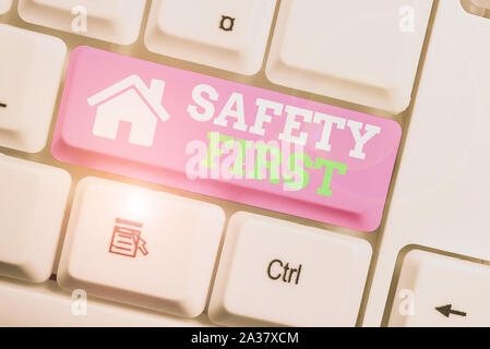Segno di testo che mostra la sicurezza prima di tutto. Business photo presentazione di detto per dire che è meglio al fine di evitare inutili rischi White tastiera PC con non vuota Foto Stock