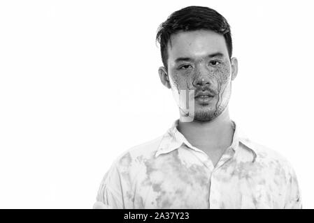 Studio shot di giovani pazzo uomo asiatico con il sangue sulla faccia Foto Stock