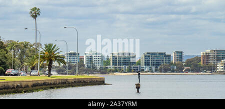 Mounts Bay Rd lungo il Kings Park scarpata ad alta densità ed alto edificio residenziale torri South Perth Fiume Swan Perth Western Australia Foto Stock