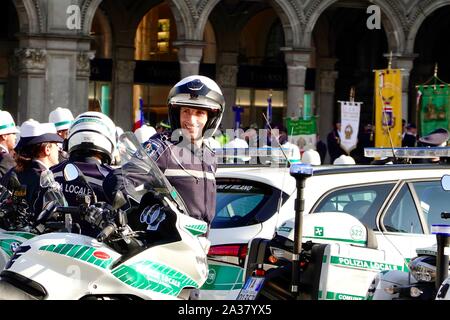 Ufficiale maschile di polizia motociclistica alla riunione in Piazza del Duomo, in occasione del the159th anniversario della polizia della città, Milano, Italia. Foto Stock