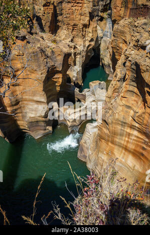 Ripide pareti di pietra arenaria rossa a bourkes luck buche - Mpumalanga blyde river canyon, sud africa Foto Stock