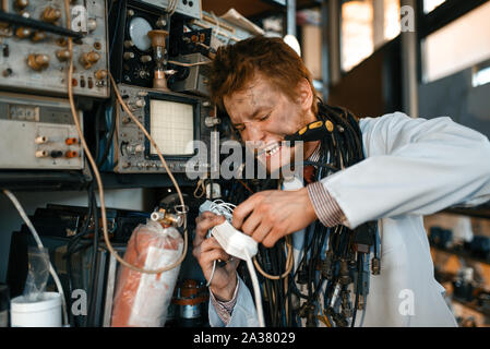 Lo scienziato pazzo conducendo un esperimento di laboratorio Foto Stock