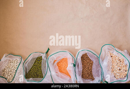 Riutilizzabile, rifiuti zero shopping bags con varietà di grano, dado e fagioli. Lay piatto Foto Stock