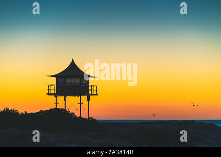 Semaforo surf life saving tower al tramonto, Sud Australia Foto Stock